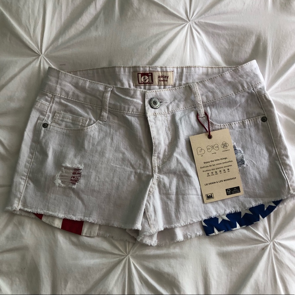 NWT l.e.i. Women’s distressed size 7 white jean shorts.